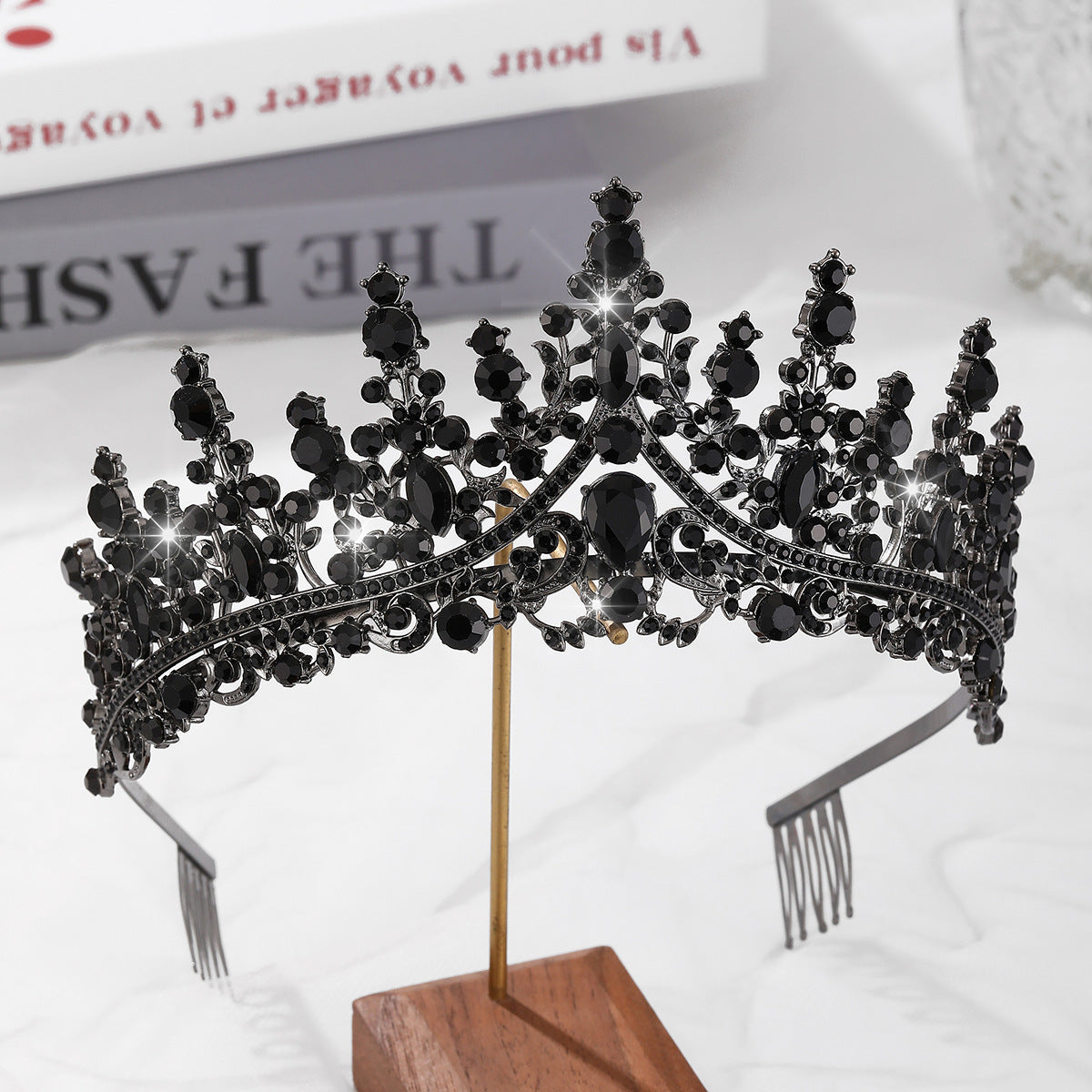 Diadème opulent pour femme avec détails en cristal noir