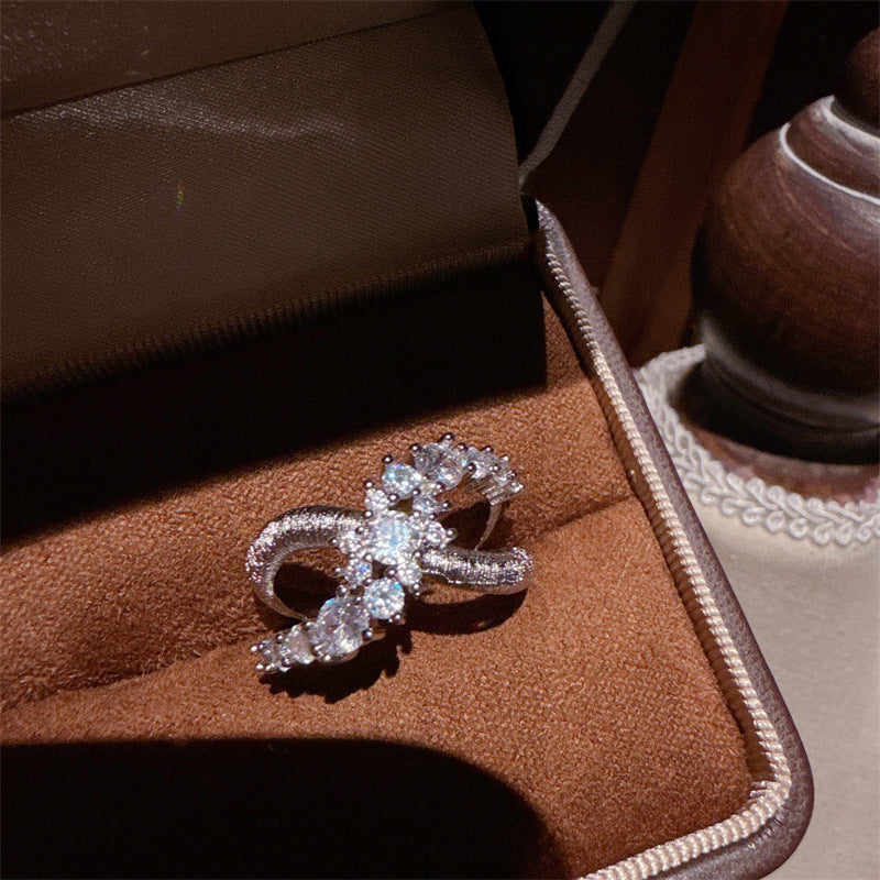 Bague pour femme au design fluide avec zircone étincelante