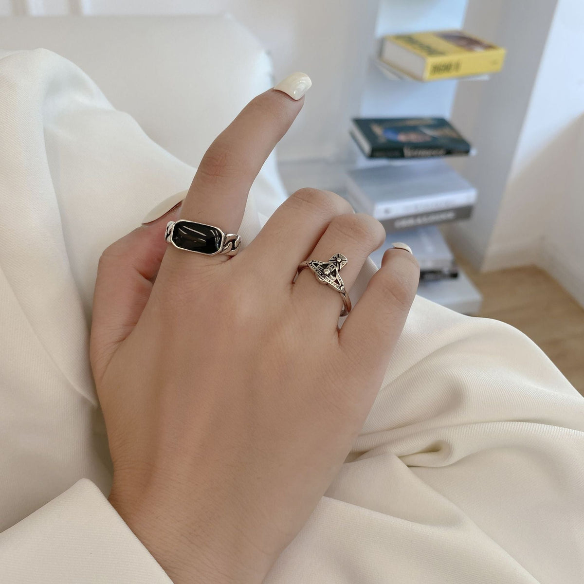 Bague ouverte pour femme avec motif floral artistique
