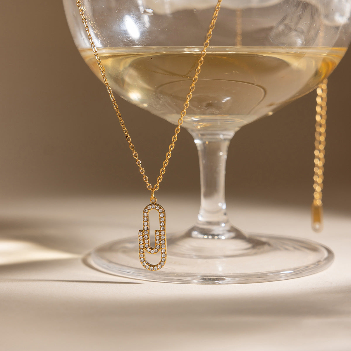 Collier pour femme avec pendentif trombone élégant et zircones