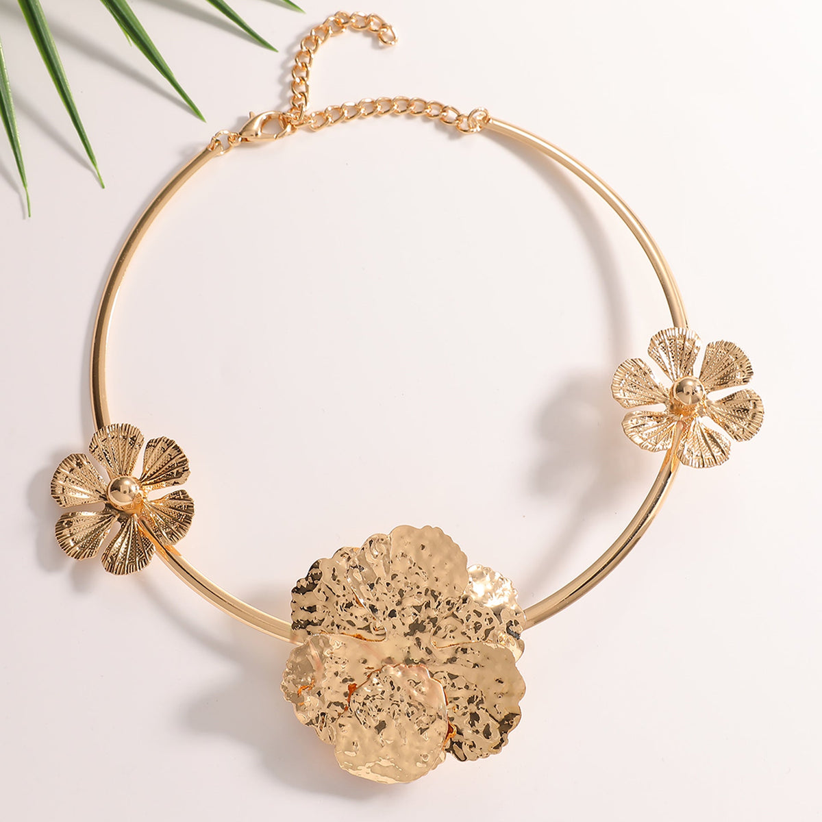 Collier pour femme au design moderne et sculptural