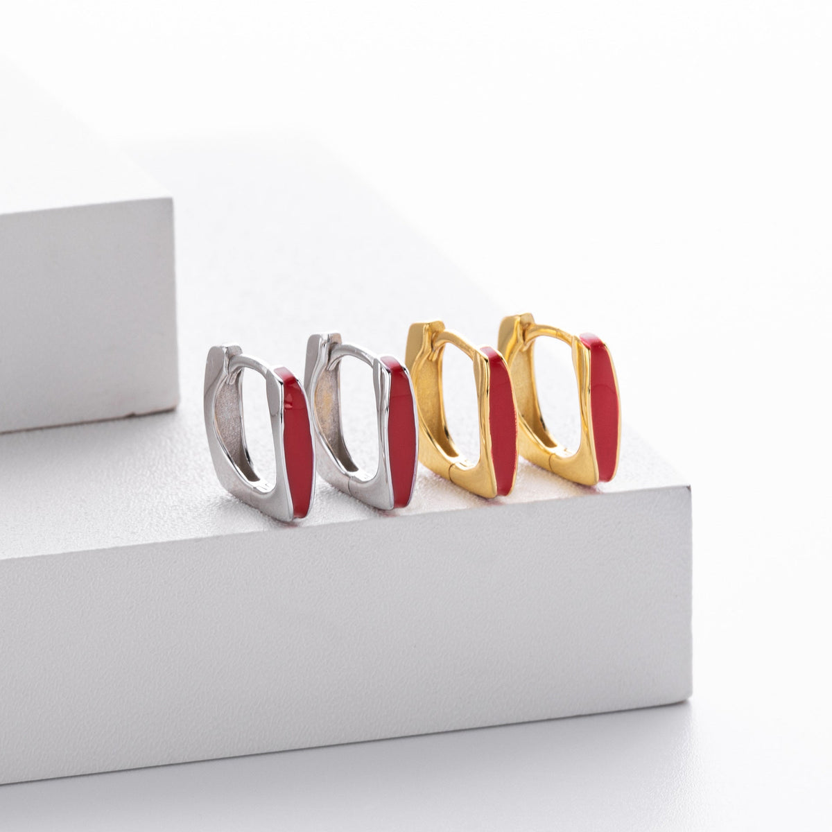 Boucles d'oreilles pendantes pour femme design incurvé moderne avec accent rouge
