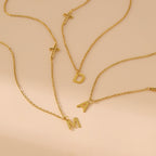 Collier personnalisé pour femme avec pendentif initiale et croix