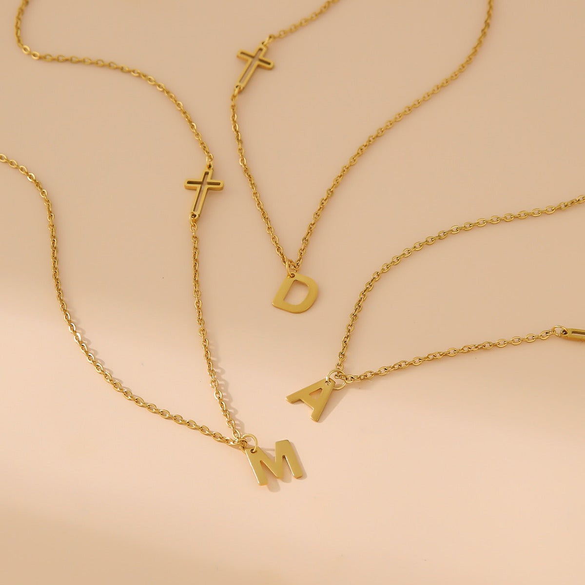 Collier personnalisé pour femme avec pendentif initiale et croix