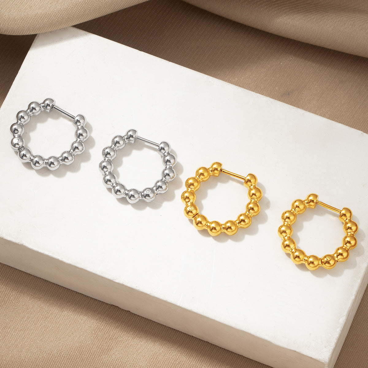 Boucles d'oreilles créoles perlées pour femme