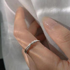 Bague ouverte pour femme au design moderne et incurvé