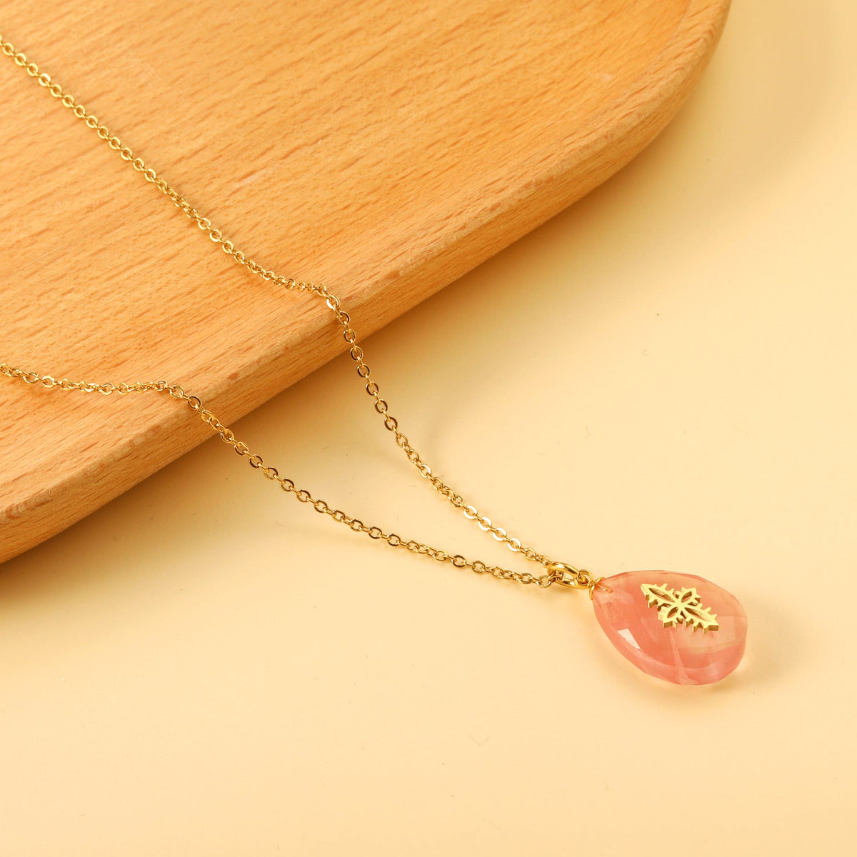 Collier pour femme avec pendentif goutte étincelant et acier inoxydable doré