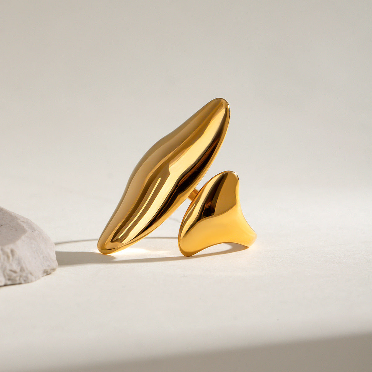 Bague élégante pour femme en acier inoxydable hypoallergénique et résistant à l'eau