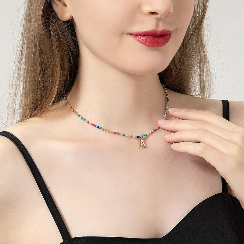 Collier pour femme avec perles colorées et pendentif personnalisé