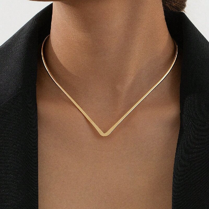 Collier choker pour femme au design en V moderne