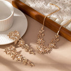Parure de bijoux pour femme avec ornements floraux et perles