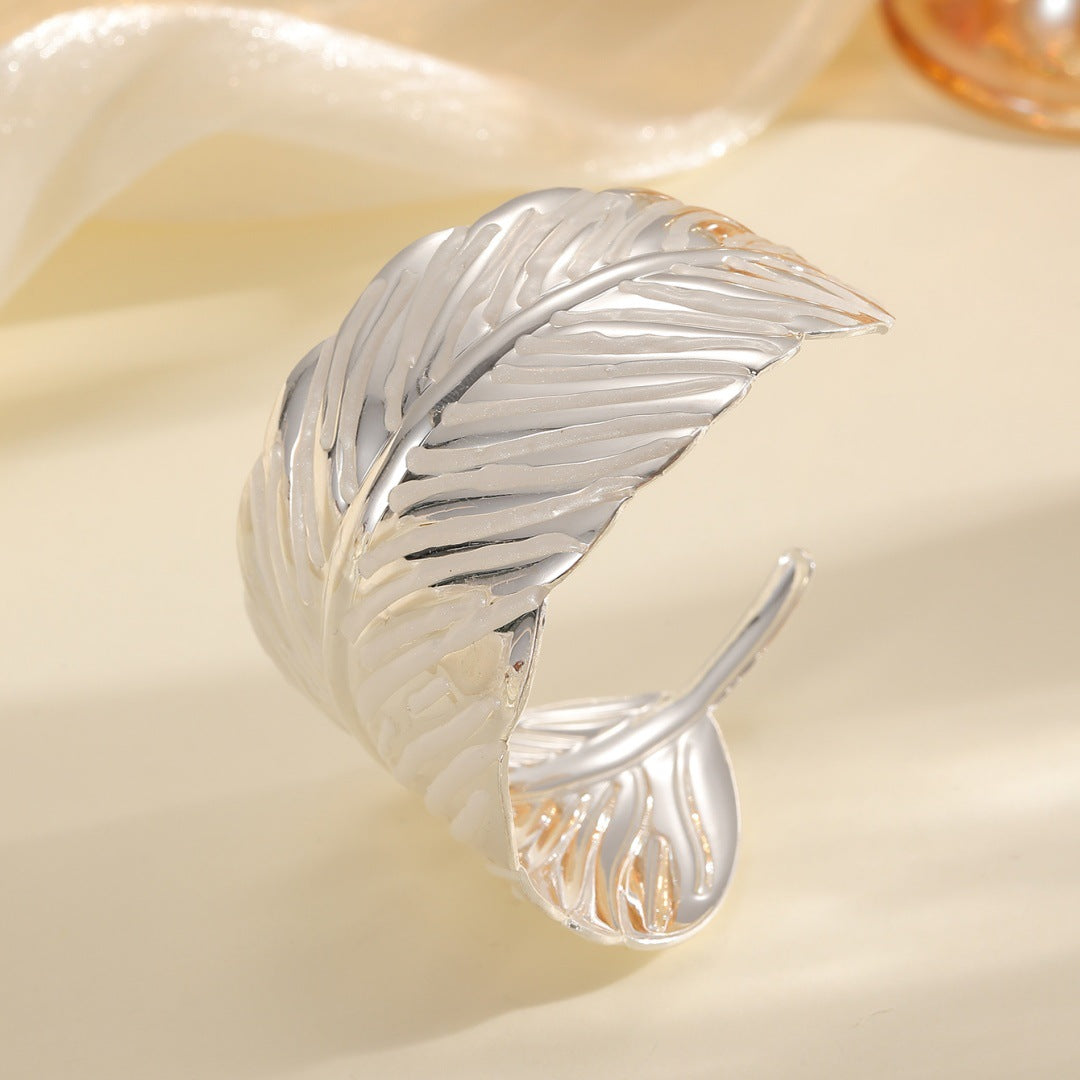 Bracelet ouvert pour femme au design de feuille tropicale