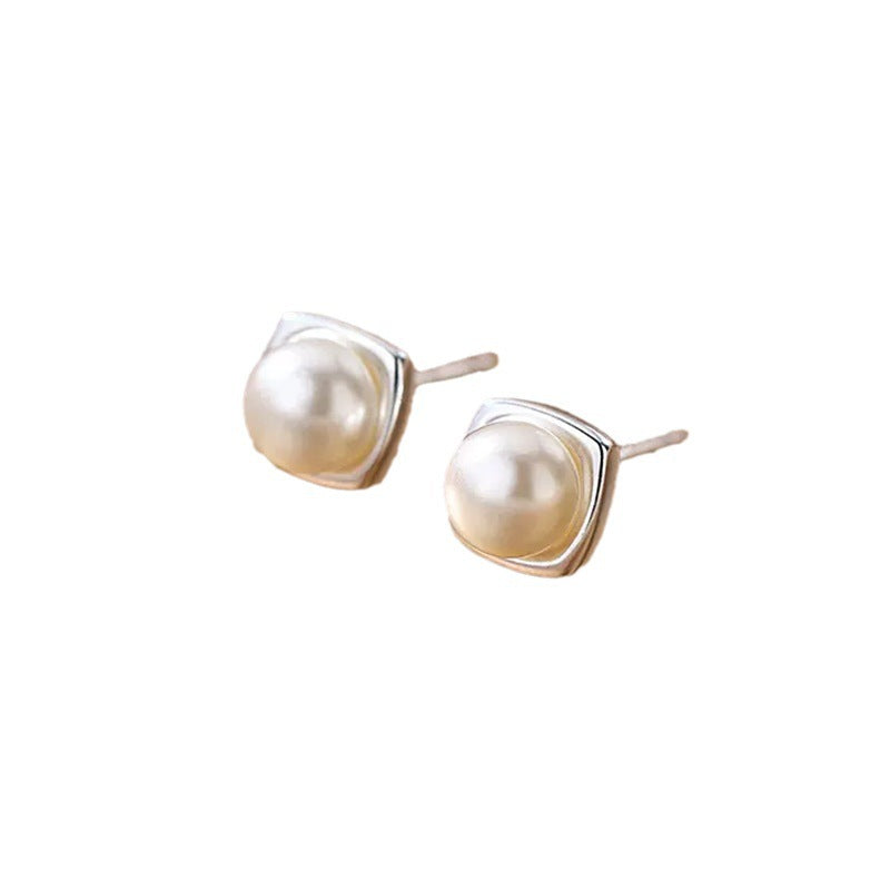 Boucles d'oreilles pour femme au design perlé avec accents argentés