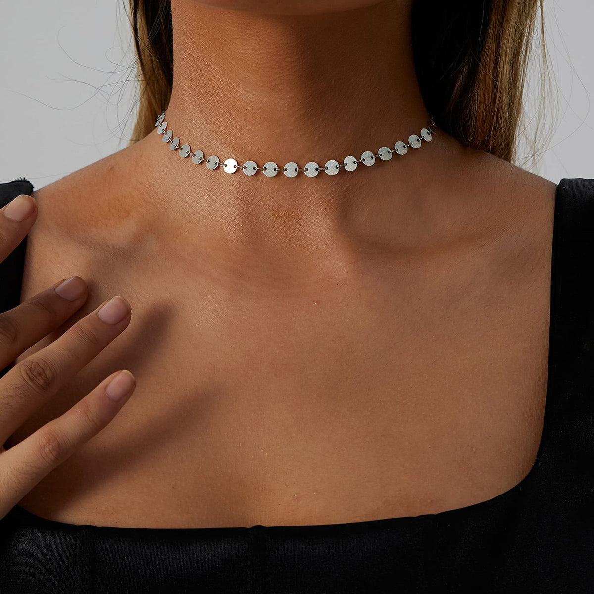 Collier ras-du-cou élégant