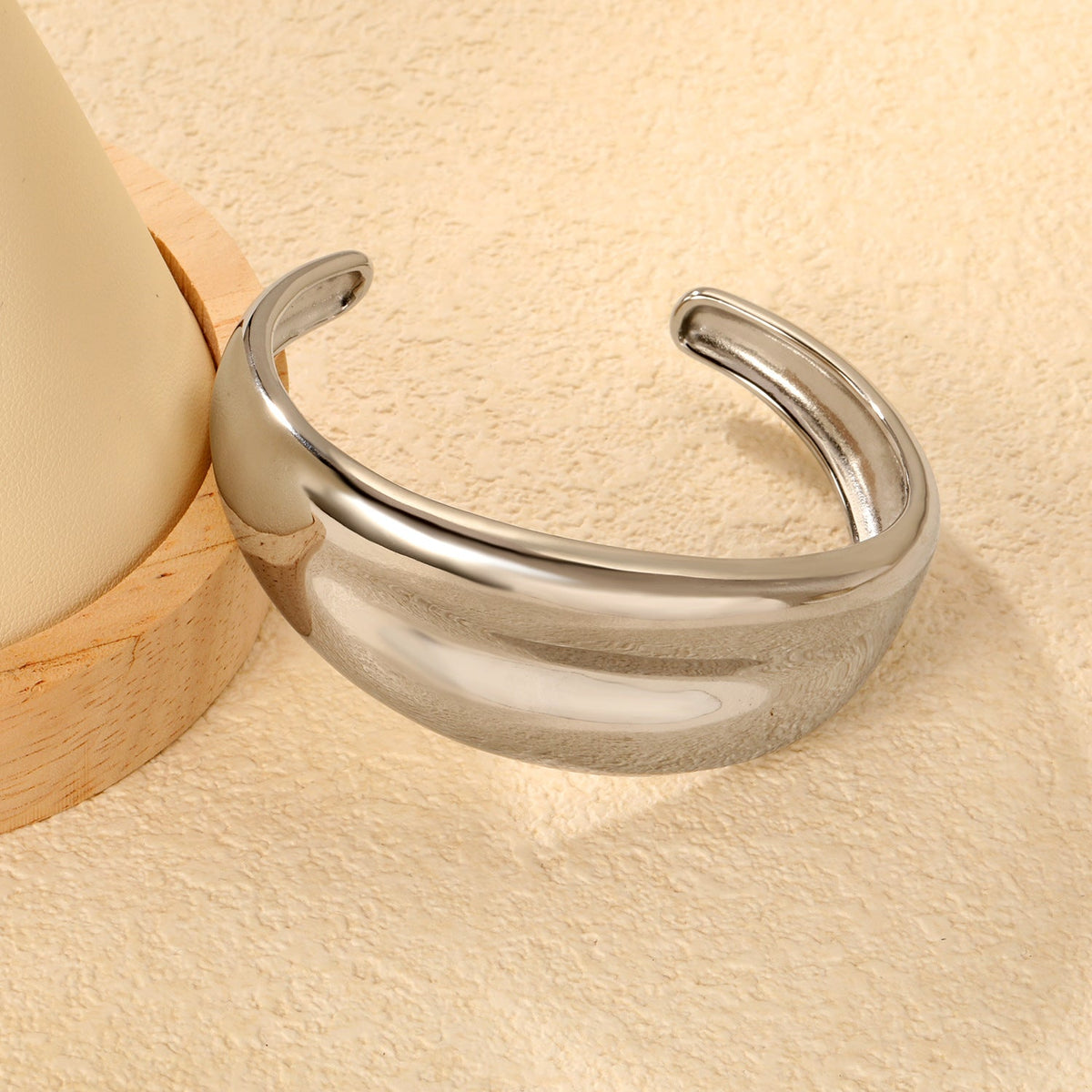 Bracelet ouvert pour femme au design incurvé élégant