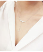 Collier pour femme avec design ailes d'ange et zircons étincelants