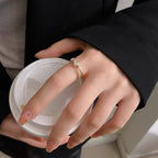 Bague spirale élégante avec perle et zircone