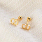 Boucles d'oreilles puces élégantes pour femme avec logo doré