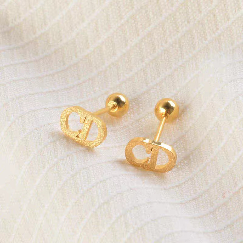 Boucles d'oreilles puces élégantes pour femme avec logo doré