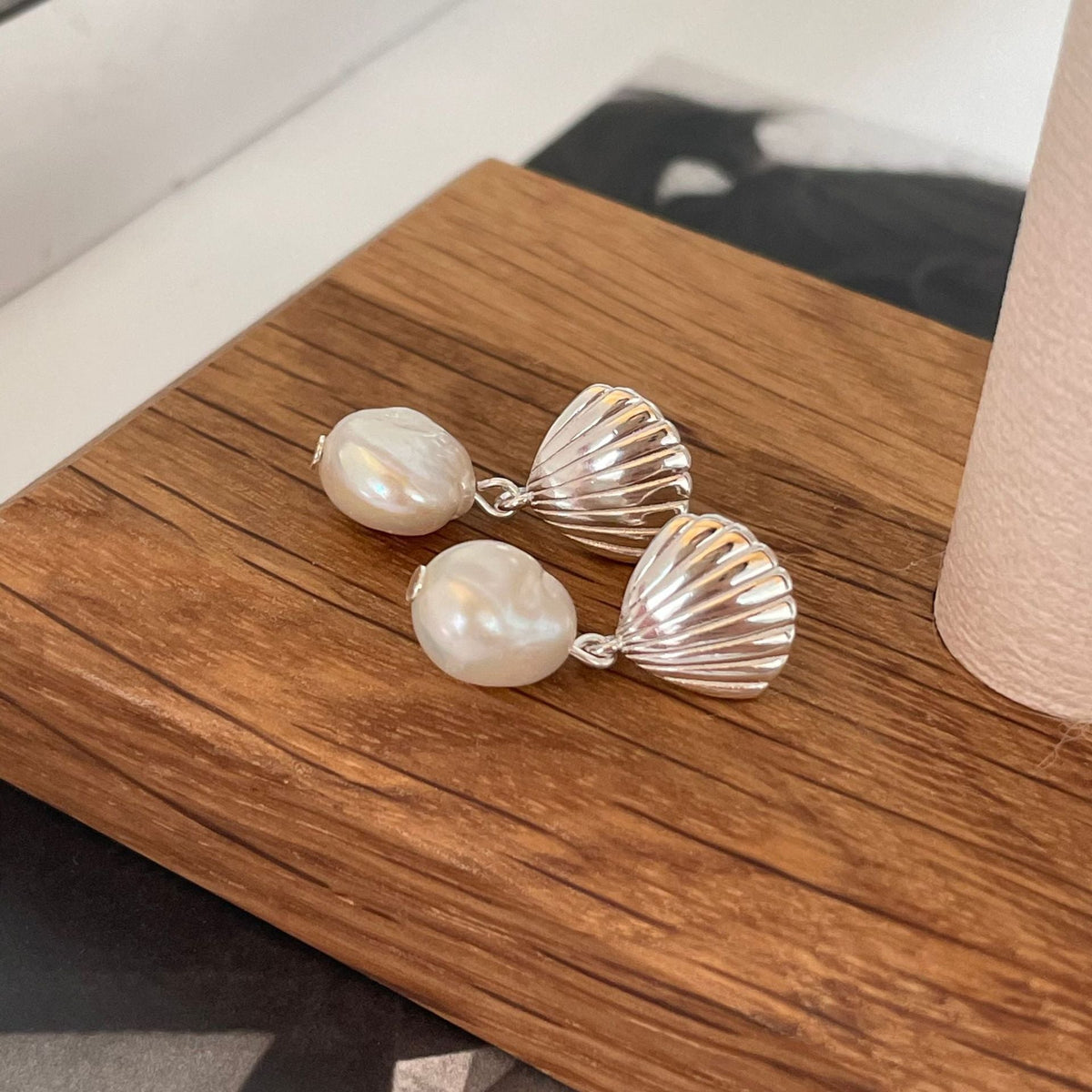 Damen Ohrhänger mit eleganten Muschel-Design und schimmernden Perlen