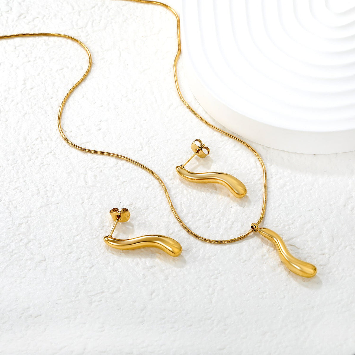 Parure de bijoux pour femme avec pendentif élégant et boucles d'oreilles