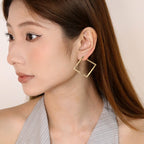 Boucles d'oreilles pour femme au design incurvé moderne