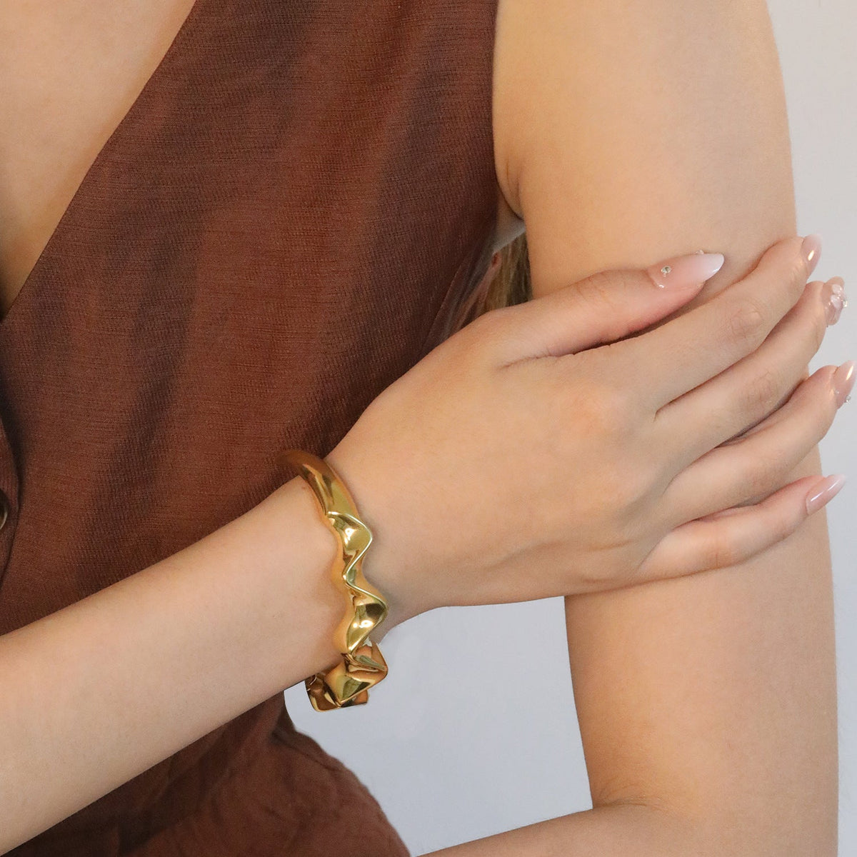Bracelet jonc ondulé pour femme en acier inoxydable