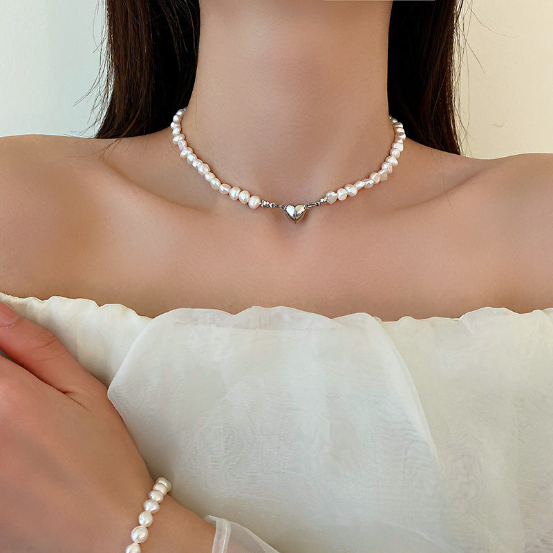 Bracelet élégant en perles argentées avec détails en forme de cœur