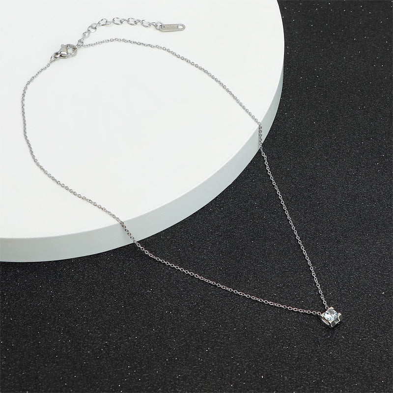 Collier délicat pour femme avec pendentif cristal étincelant
