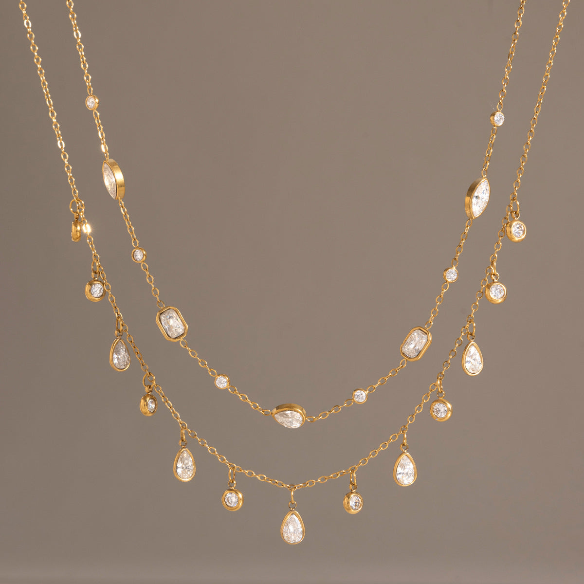Collier pour femme en acier inoxydable avec détails en cristal étincelants