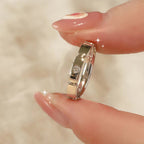 Bague moderne et élégante pour femme avec détail diamant