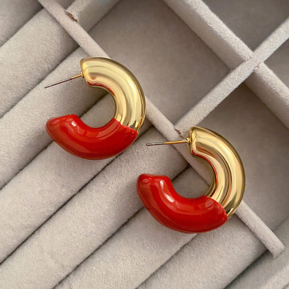 Créoles glamour pour femme avec contrastes de couleurs