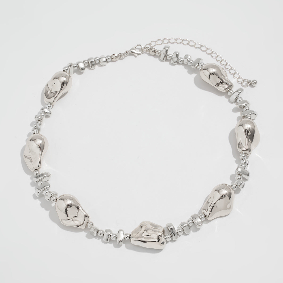 Collier élégant pour femme avec perles asymétriques et accents métalliques