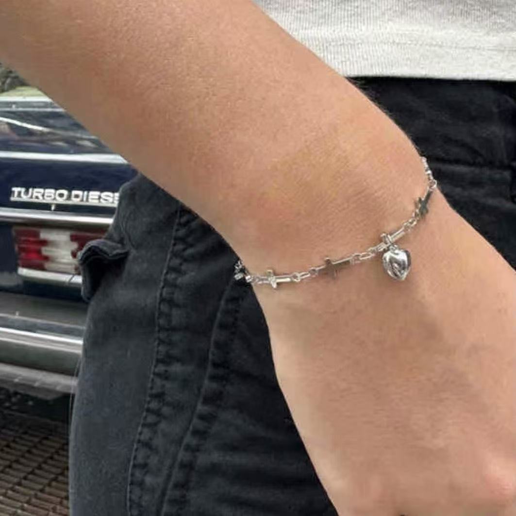 Bracelet à breloques croix et cœur