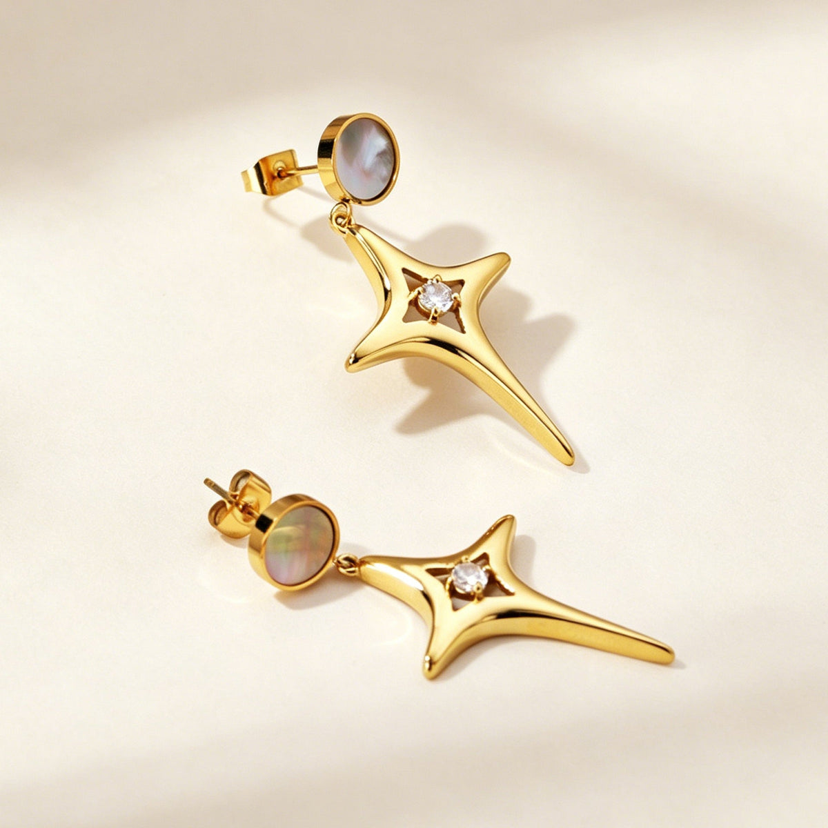 Boucles d'oreilles pendantes avec cristal et détail doré
