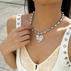 Collier pour femme avec pendentif cœur unique et perles brillantes