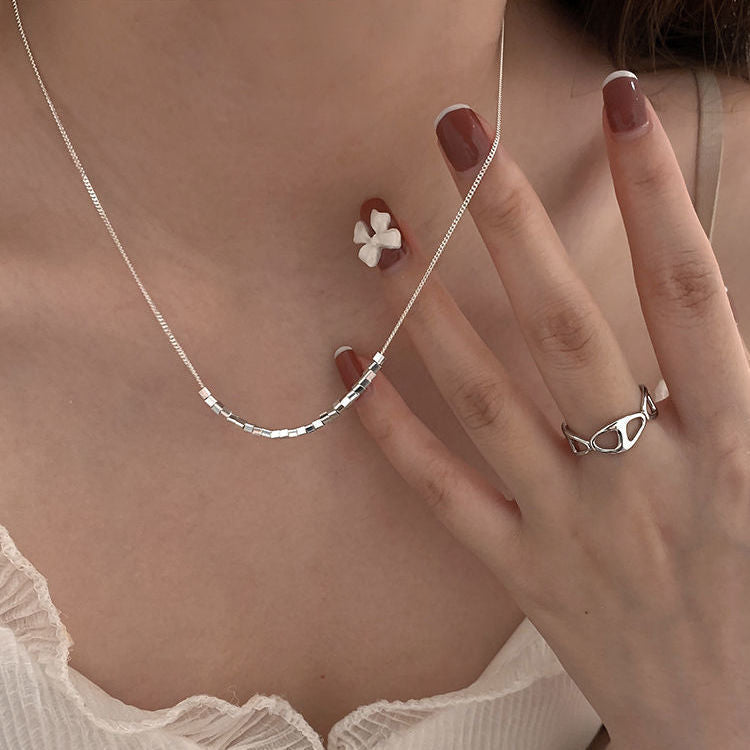 Collier moderne à pendentif géométrique