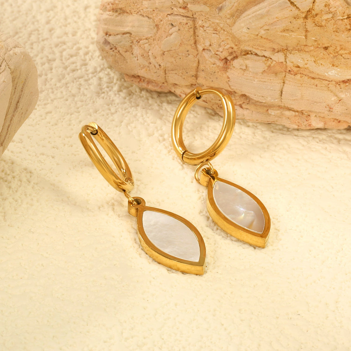 Boucles d'oreilles pendantes pour femme avec pendentif coquillage doré