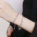 Bracelet pour femme avec breloques cœurs enchaînés