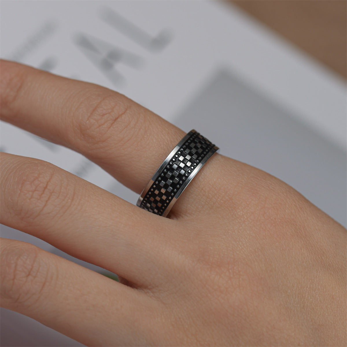 Bague pour homme avec motif à carreaux tressé