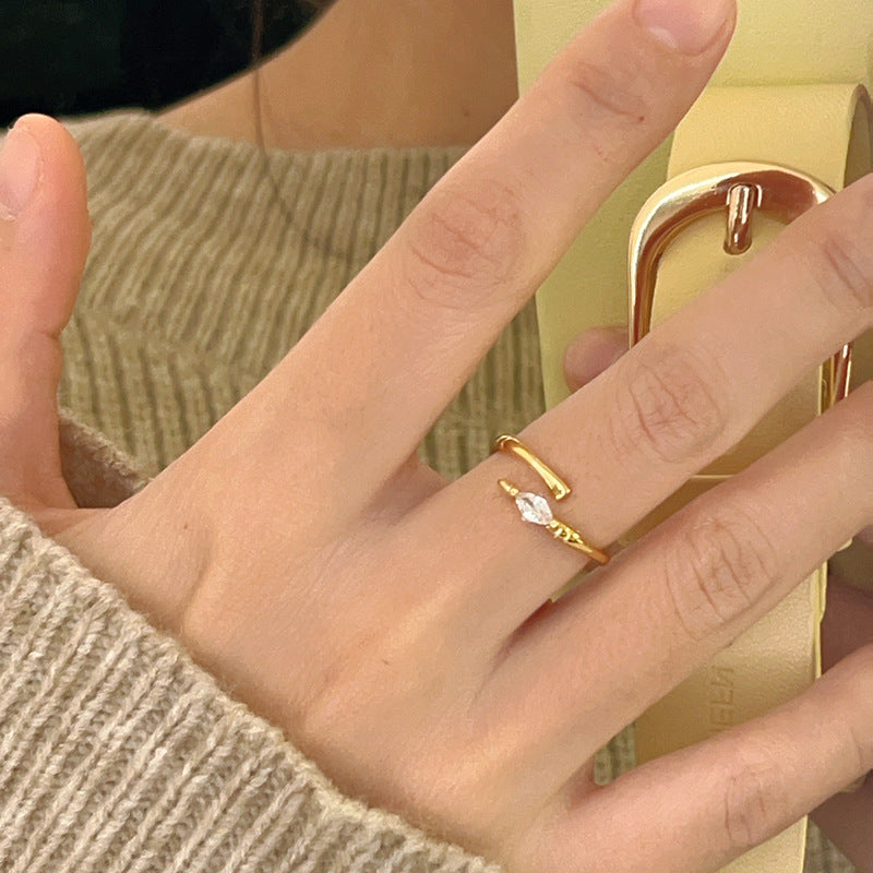 Bague ouverte élégante pour femme avec pierre délicate