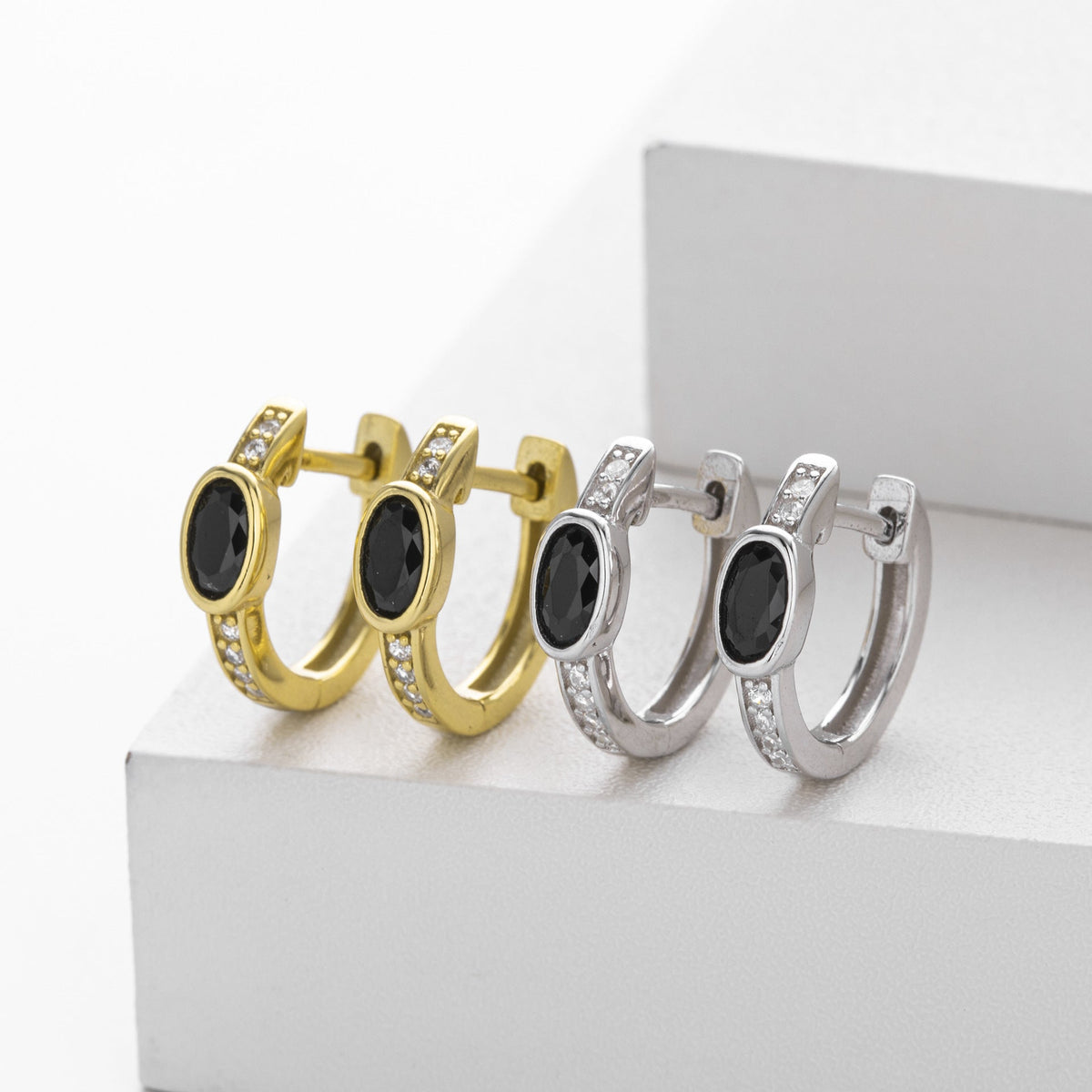 Boucles d'oreilles pendantes avec zircon ovale et monture en argent 925 doré