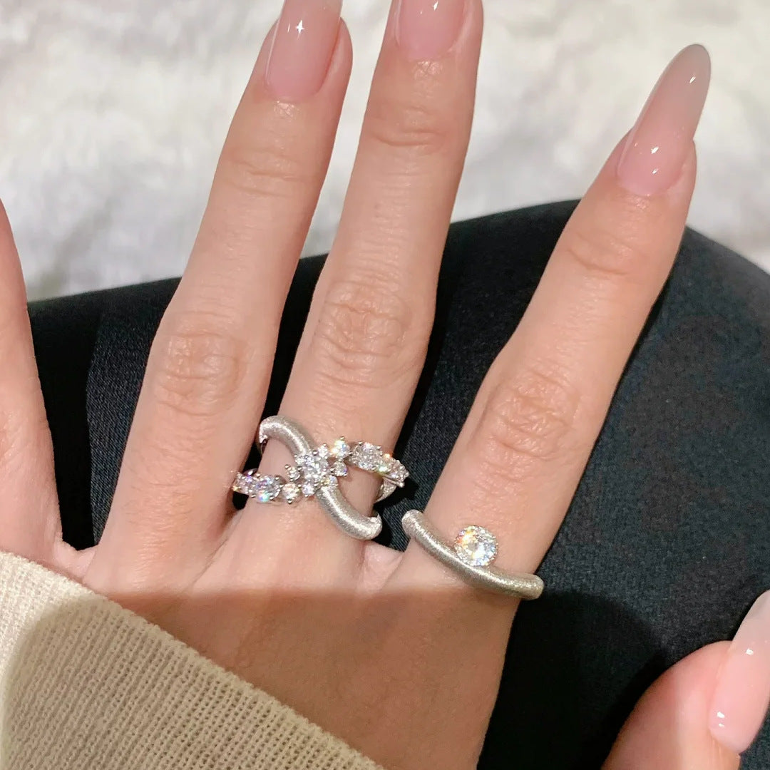 Bague pour femme au design fluide avec zircone étincelante