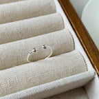 Bague réglable pour femme avec détail sphérique minimaliste
