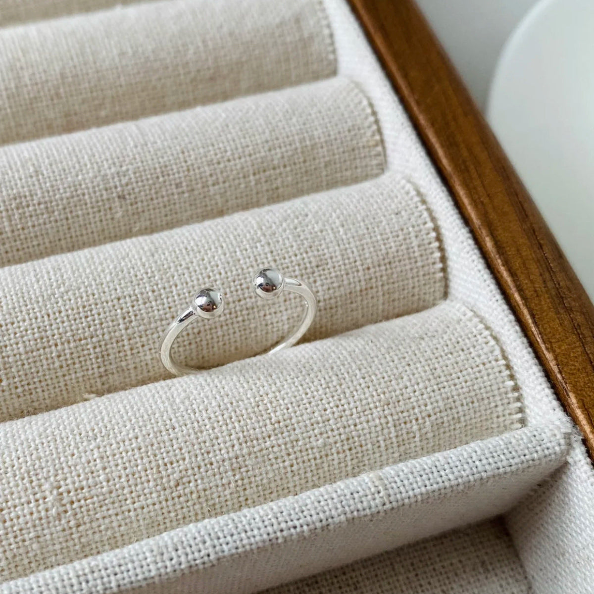 Bague réglable pour femme avec détail sphérique minimaliste