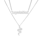 Collier pour femme avec pendentif serpent et inscription moderne