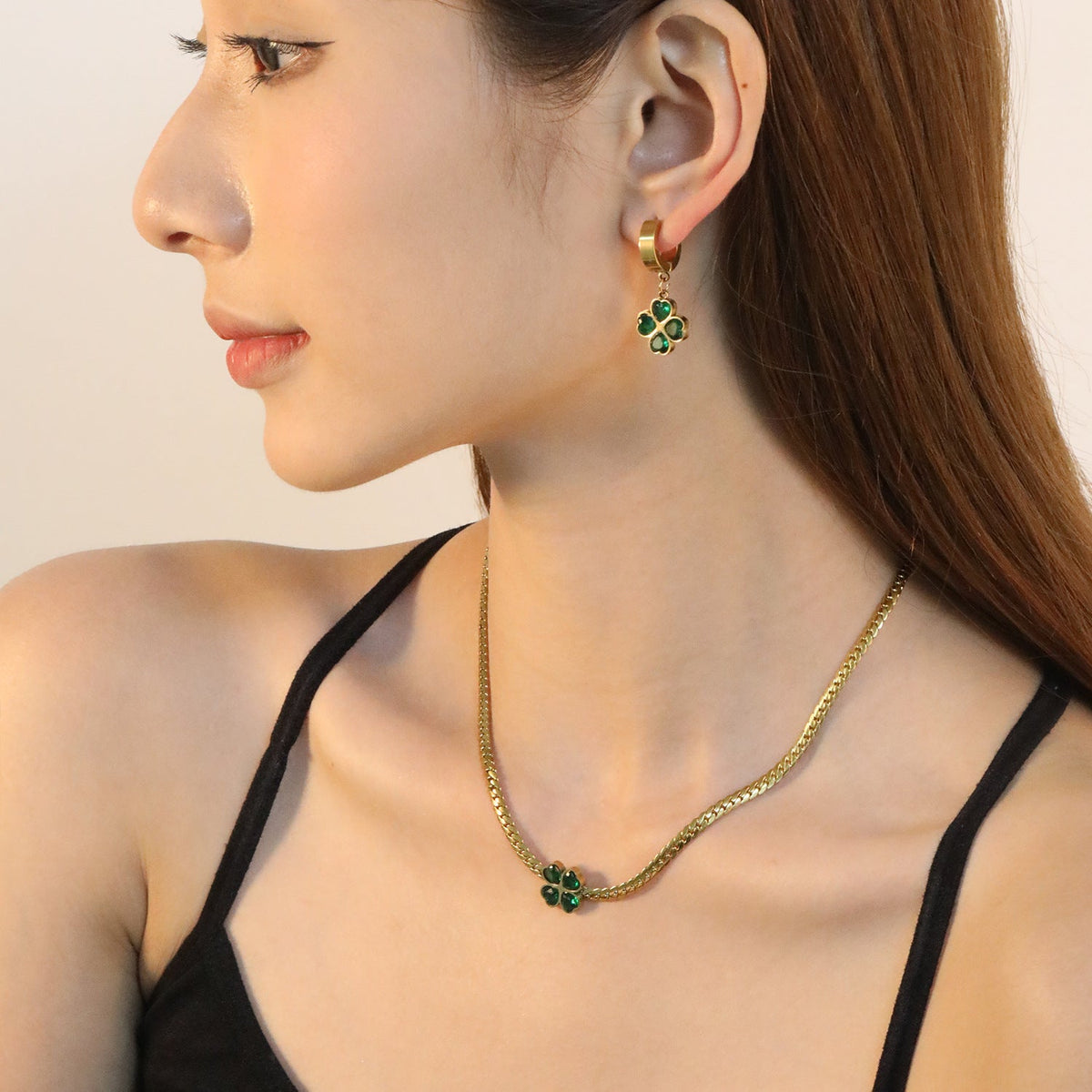 Parure de bijoux pour femme avec pendentif trèfle à quatre feuilles et boucles d'oreilles élégantes