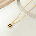Collier pendentif carré pour femme avec motif cœur