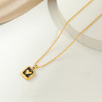Collier pendentif carré pour femme avec motif cœur