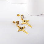 Boucles d'oreilles pendantes avec cristal et détail doré